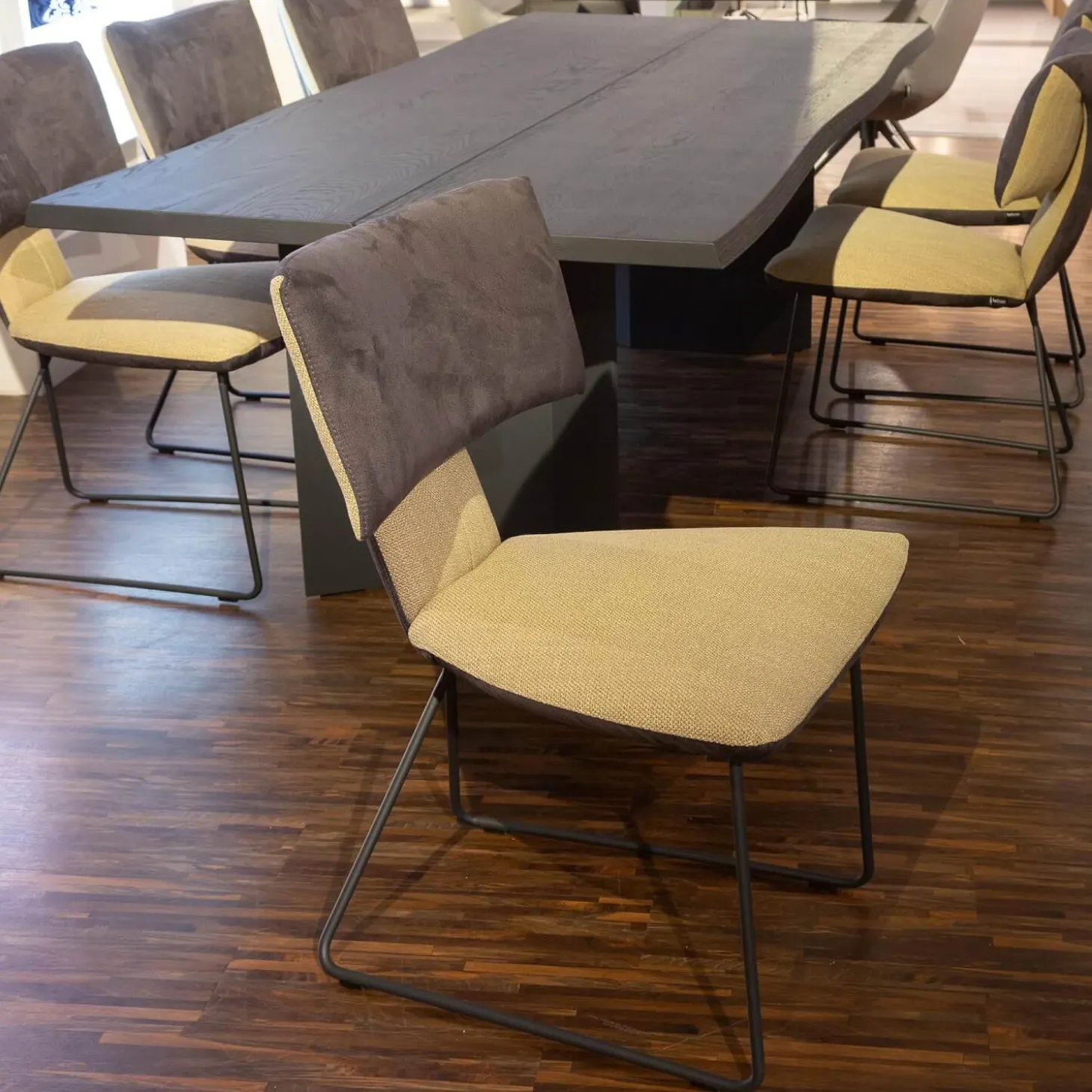 Esstisch Kilva Platte Kernesche Gebürstet Anthrazit Gebeizt Mittig Fuge Mit Baumkanenprofil Gestell Holz Anthrazit Ohne Stühle