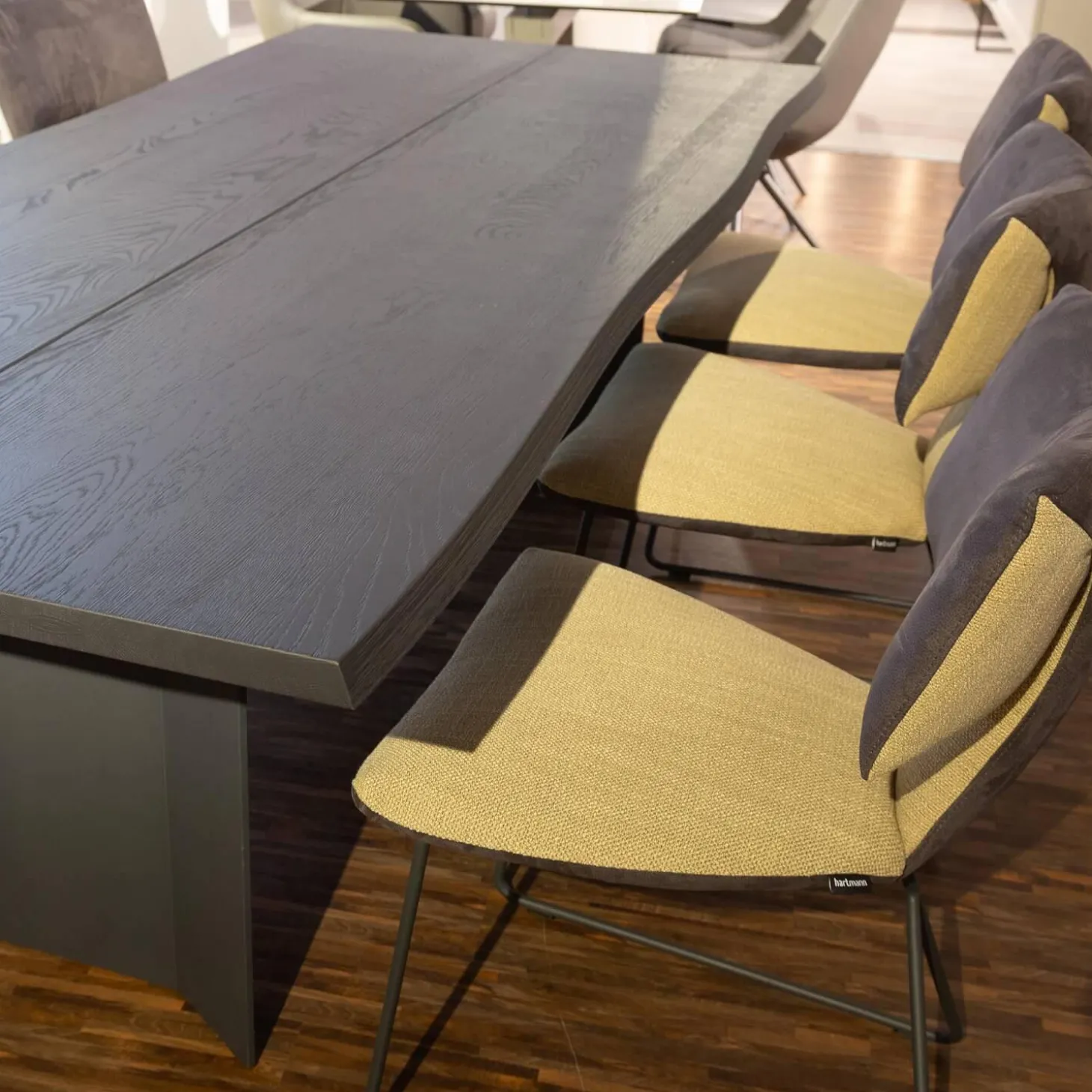 Esstisch Kilva Platte Kernesche Gebürstet Anthrazit Gebeizt Mittig Fuge Mit Baumkanenprofil Gestell Holz Anthrazit Ohne Stühle