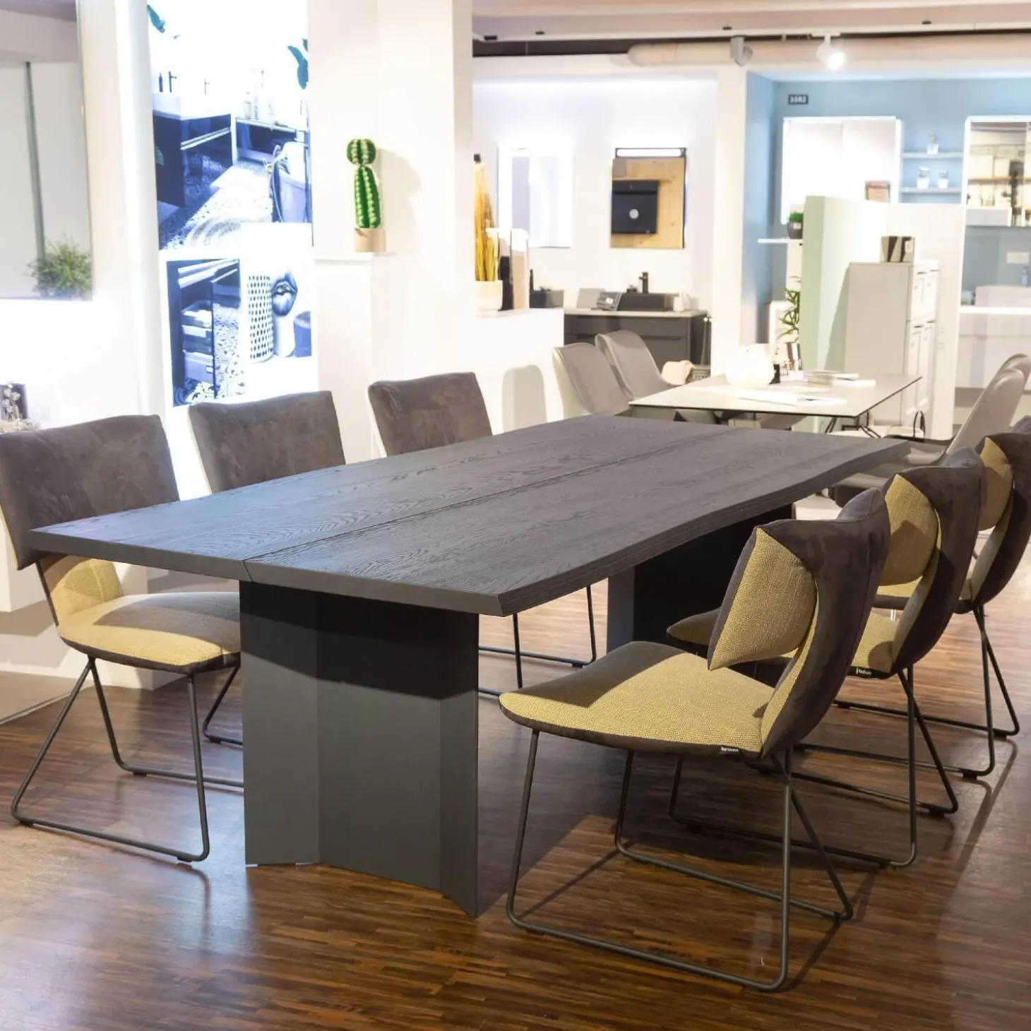 Esstisch Kilva Platte Kernesche Gebürstet Anthrazit Gebeizt Mittig Fuge Mit Baumkanenprofil Gestell Holz Anthrazit Ohne Stühle