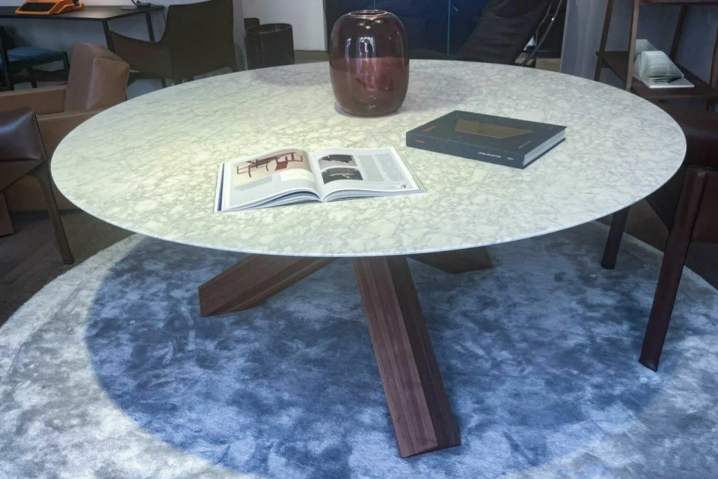 Esstisch La Rotonda Marmor Bianco Carrara Opaco Weiß Gestell Amerikanischer Nussbaum