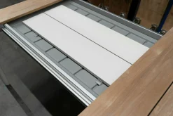 Esstisch Maki Slatted Platte Holz Teak Mit Einlegeplatten Aluminium Lackiert Weiß Gestell Aluminium Lackiert Weiß