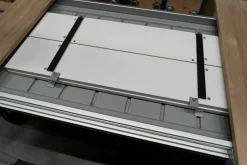 Esstisch Maki Slatted Platte Holz Teak Mit Einlegeplatten Aluminium Lackiert Weiß Gestell Aluminium Lackiert Weiß