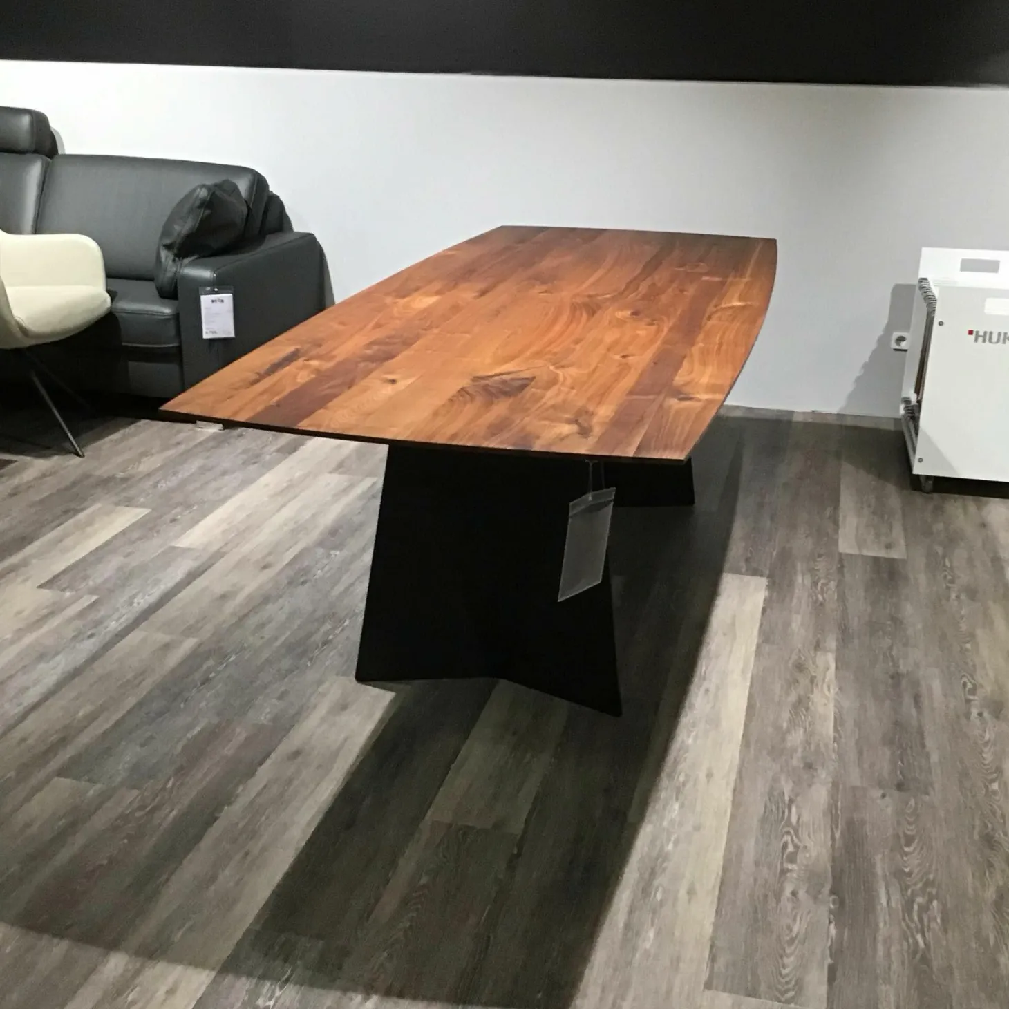 Esstisch 3106N Platte Astiger Nussbaum Schwarz Pigmentiert Wangengestell Rohstahl Schwarz Matt Pulverbeschichtet