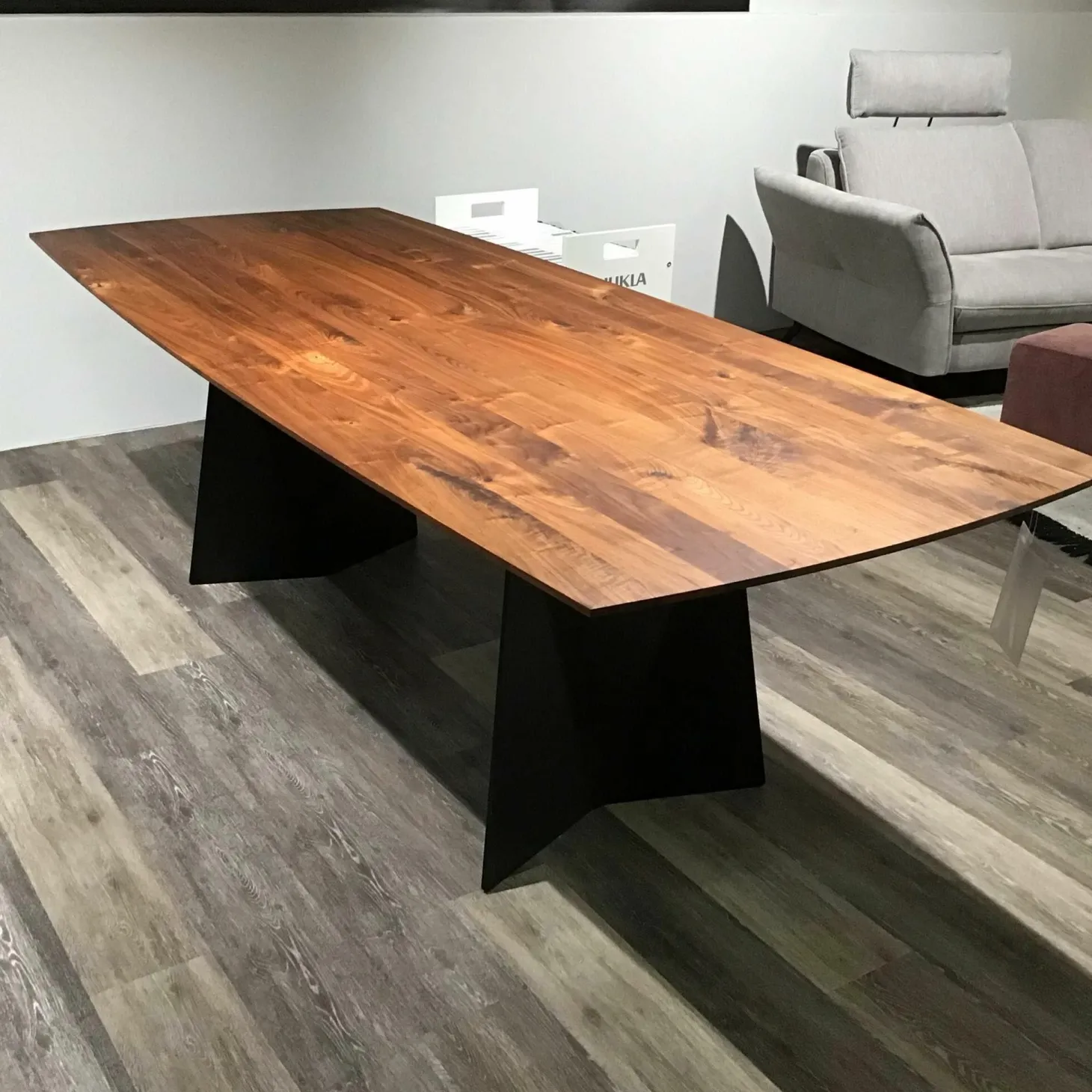 Esstisch 3106N Platte Astiger Nussbaum Schwarz Pigmentiert Wangengestell Rohstahl Schwarz Matt Pulverbeschichtet