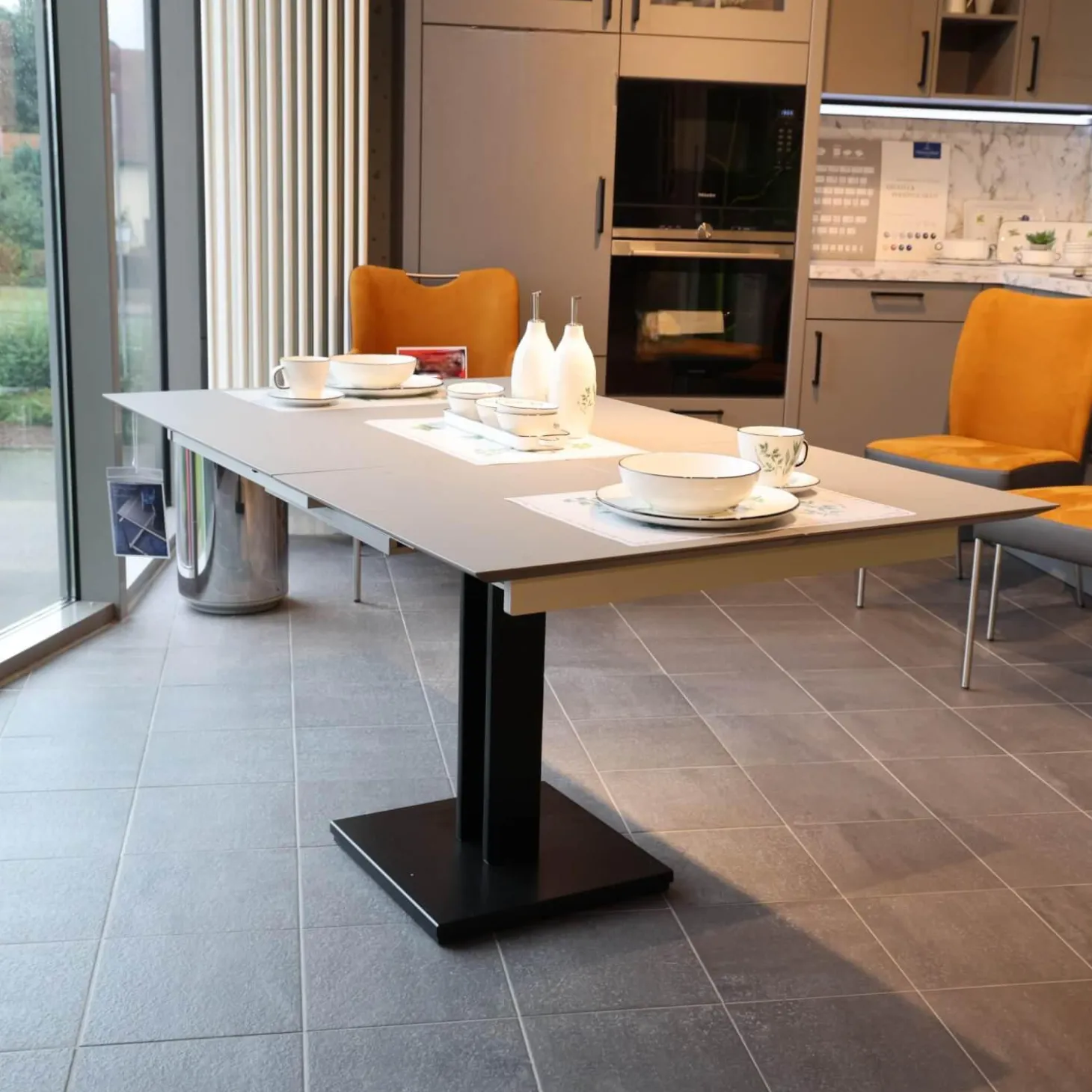 Esstisch Picco Platte Fenix NTM Grigio londra Grau Trägerplatte Lack Matt Grau Säule L70 Matt Tiefschwarz Schwarz Ohne Deko