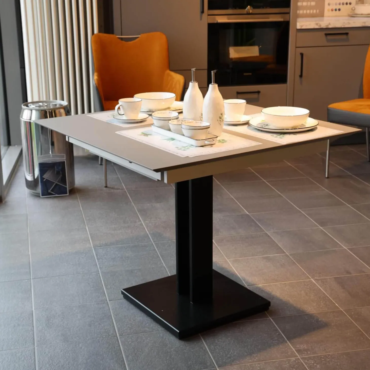 Esstisch Picco Platte Fenix NTM Grigio londra Grau Trägerplatte Lack Matt Grau Säule L70 Matt Tiefschwarz Schwarz Ohne Deko