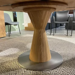 Esstisch Radon Konische Holzsäule Bodenplatte Lackiertes Metall