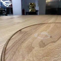 Esstisch Radon Konische Holzsäule Bodenplatte Lackiertes Metall