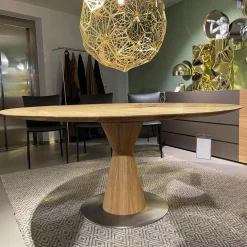 Esstisch Radon Konische Holzsäule Bodenplatte Lackiertes Metall