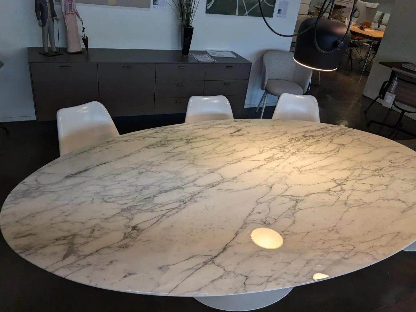 Esstisch Saarinen Oval Marmor Arabescato Weiß Fuß Schwerer Aluminiumformguss mit Rilsan Beschichtet