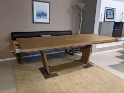 Esstisch Tesso Asteiche In Barrique Mit Bodenplatte Aus Edelstahl Und Einzelbank Smart Leder Maron