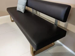 Esstisch Tesso Asteiche In Barrique Mit Bodenplatte Aus Edelstahl Und Einzelbank Smart Leder Maron