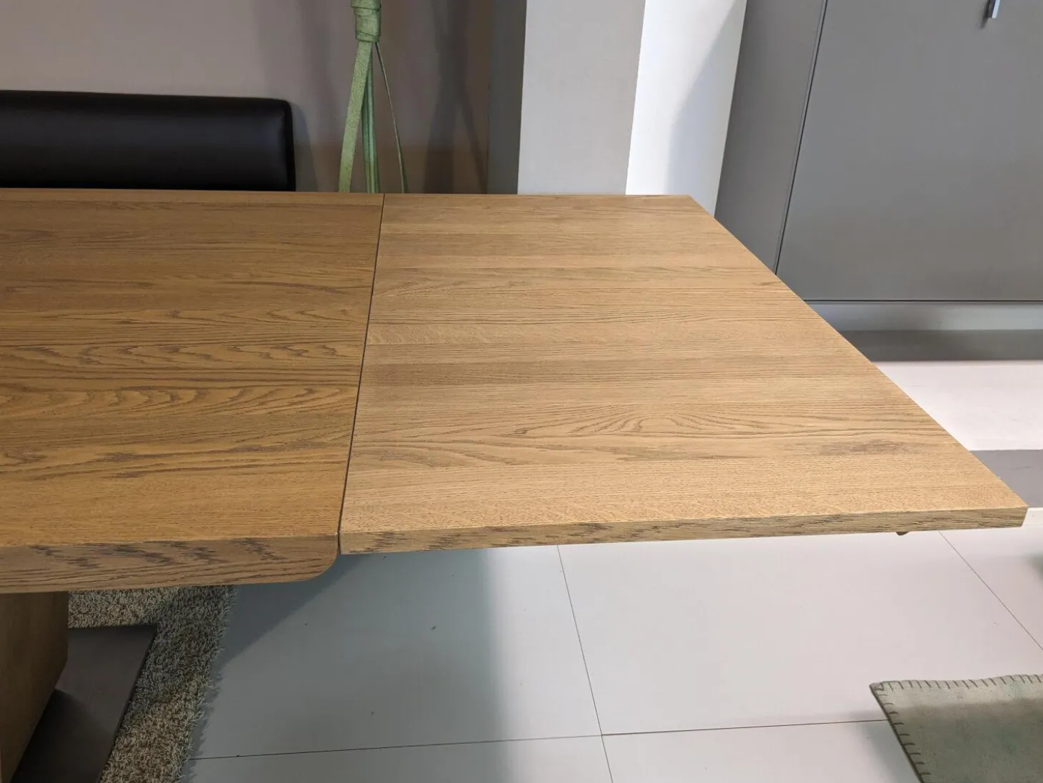 Esstisch Tesso Asteiche In Barrique Mit Bodenplatte Aus Edelstahl Und Einzelbank Smart Leder Maron