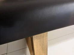 Esstisch Tesso Asteiche In Barrique Mit Bodenplatte Aus Edelstahl Und Einzelbank Smart Leder Maron