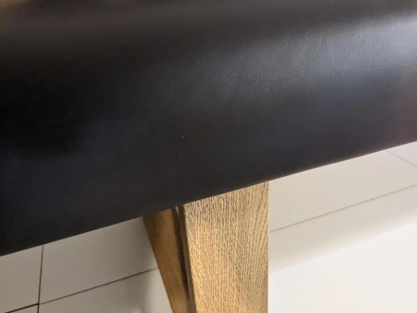 Esstisch Tesso Asteiche In Barrique Mit Bodenplatte Aus Edelstahl Und Einzelbank Smart Leder Maron