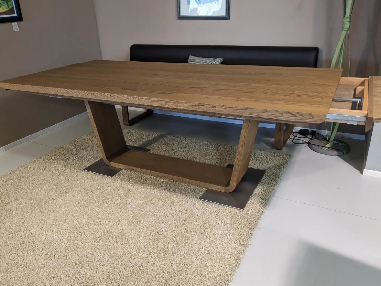 Esstisch Tesso Asteiche In Barrique Mit Bodenplatte Aus Edelstahl Und Einzelbank Smart Leder Maron