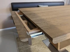 Esstisch Tesso Asteiche In Barrique Mit Bodenplatte Aus Edelstahl Und Einzelbank Smart Leder Maron