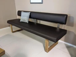 Esstisch Tesso Asteiche In Barrique Mit Bodenplatte Aus Edelstahl Und Einzelbank Smart Leder Maron