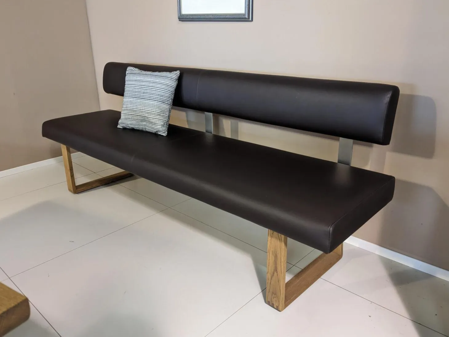 Esstisch Tesso Asteiche In Barrique Mit Bodenplatte Aus Edelstahl Und Einzelbank Smart Leder Maron