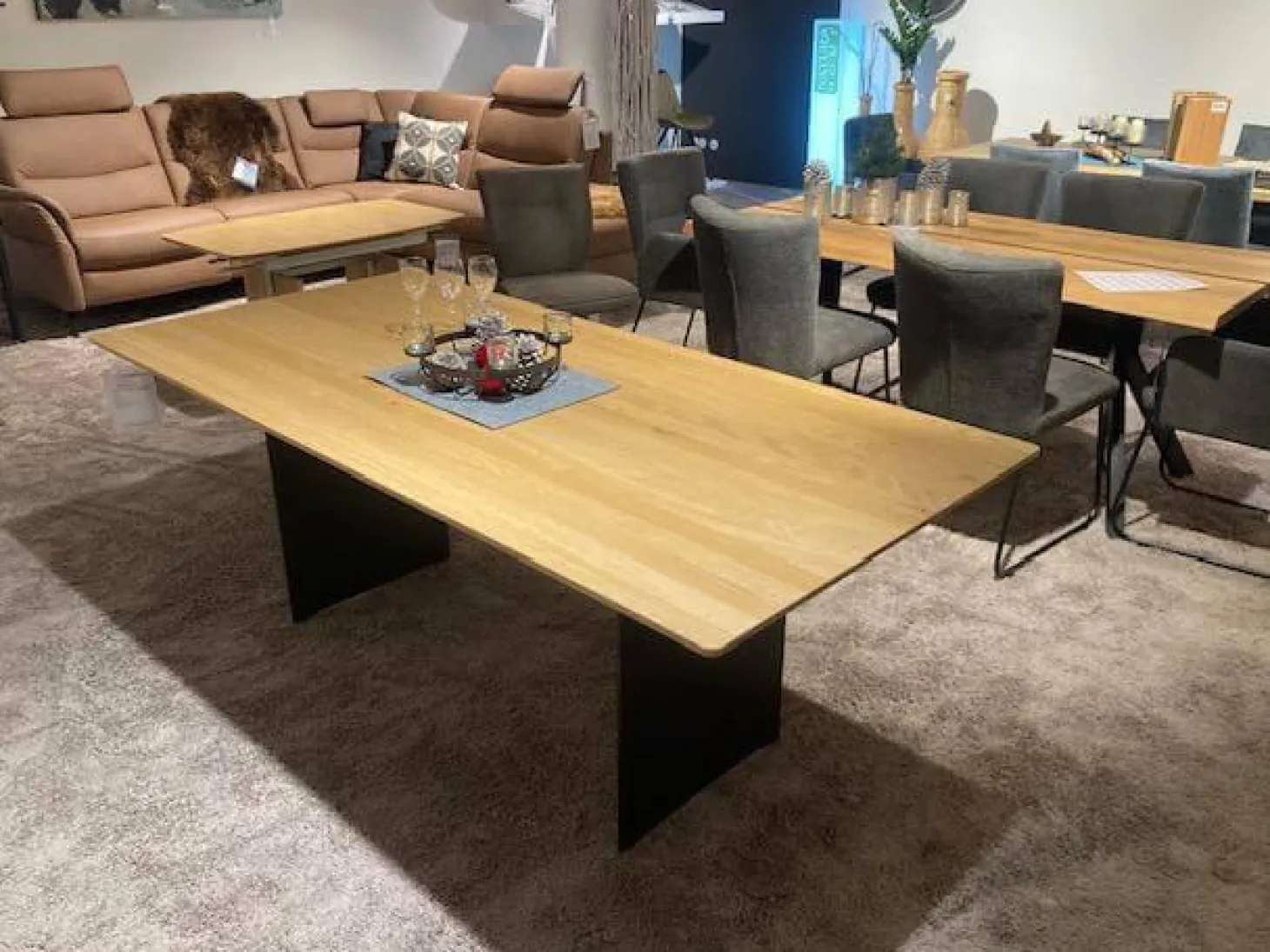 Esstisch Tucson Platte Wildeiche Massiv Lackiert Und Soft Gebürstet Gestell Metall Carbonfarbig Pulverbeschichtet