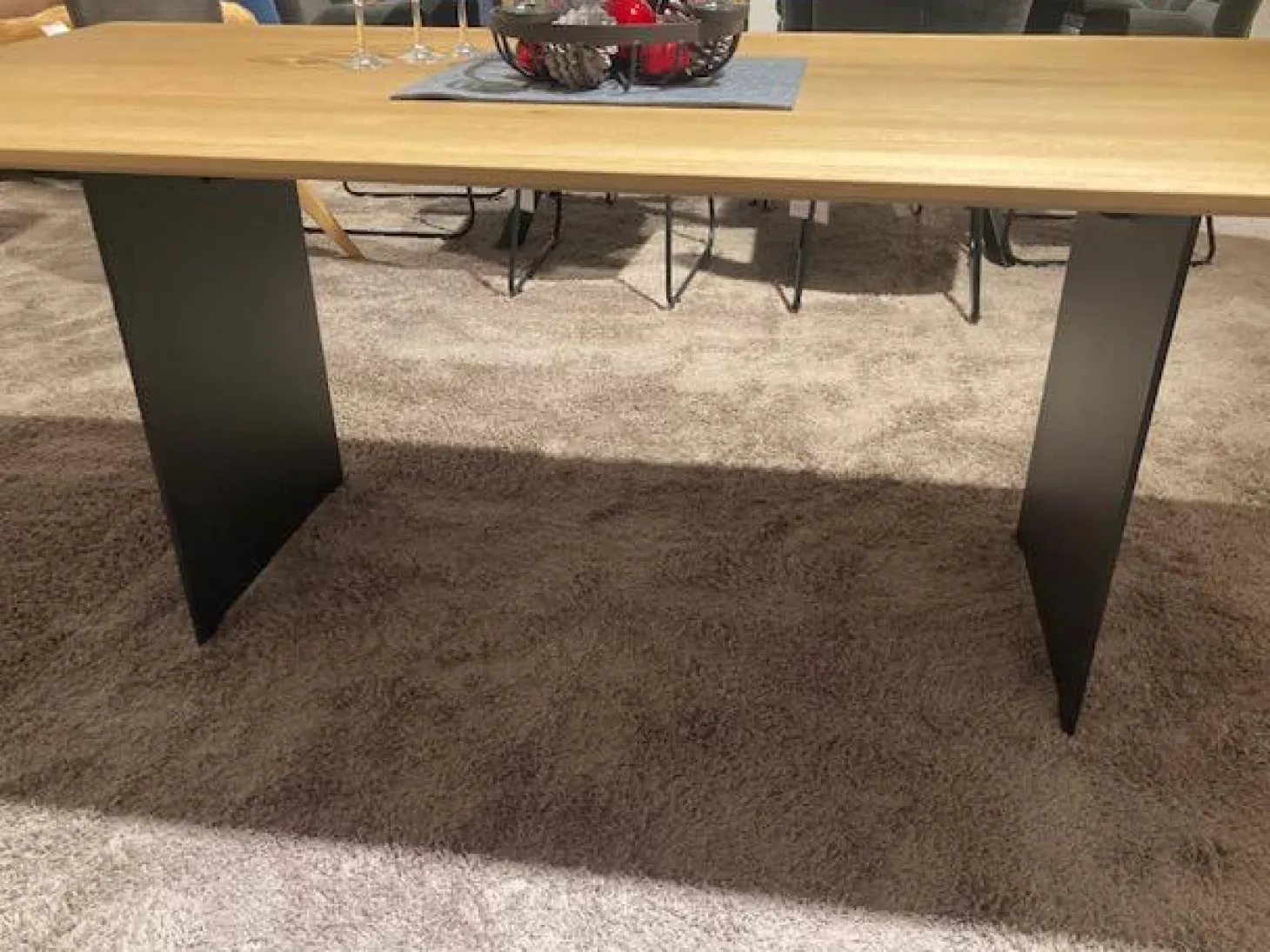 Esstisch Tucson Platte Wildeiche Massiv Lackiert Und Soft Gebürstet Gestell Metall Carbonfarbig Pulverbeschichtet