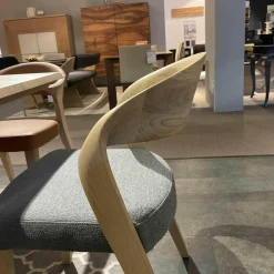 Esstischgruppe V-Rock Mit 4 Stühlen Mit Armlehnen Und 2 Stühlen Ohne Armlehnen Alteiche Rustiko