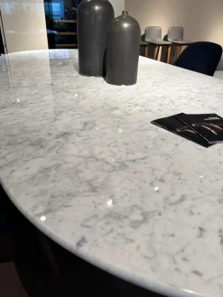 Estisch Pillar Oval 260x120 Weißer Carrara Marmor Fuß Beton