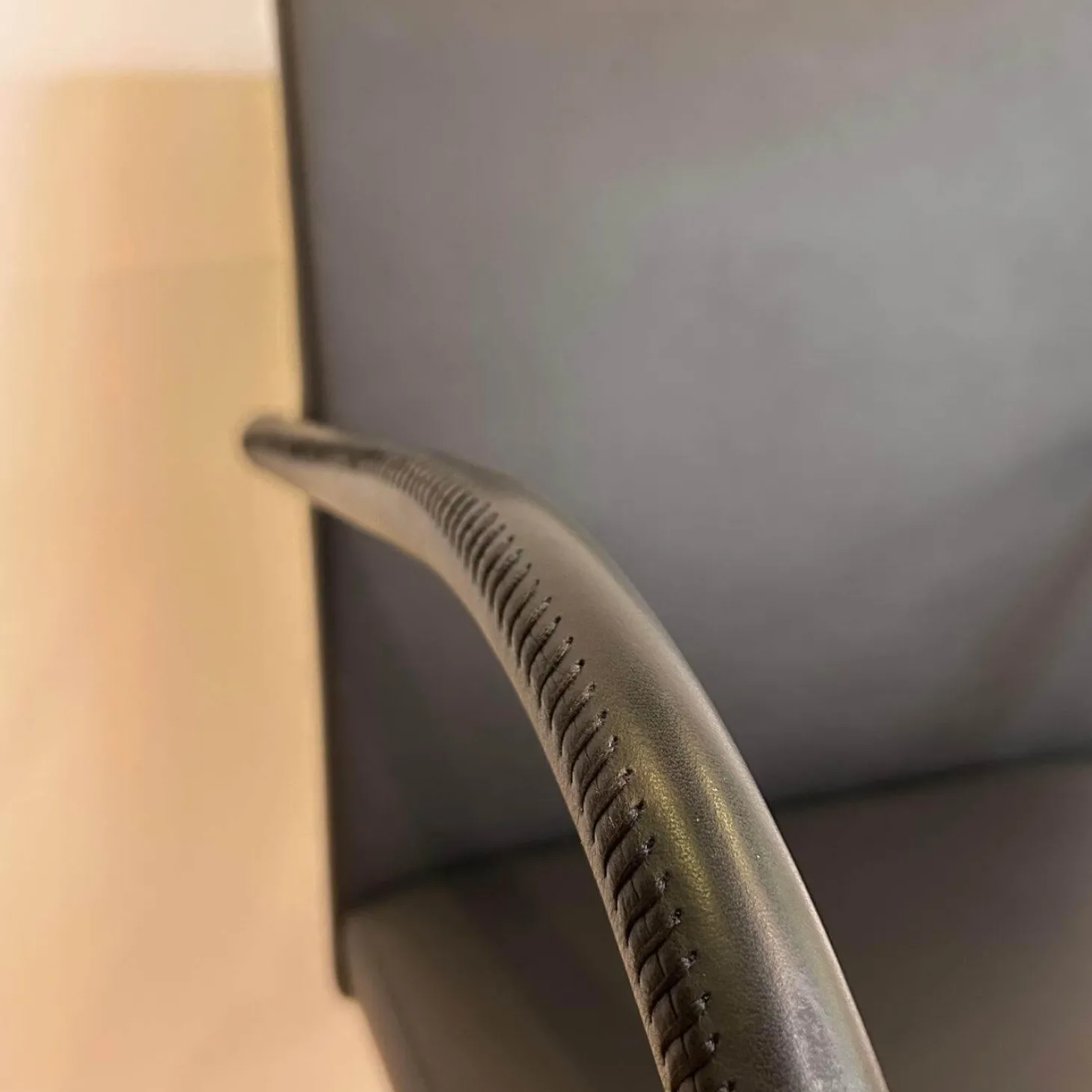 Freischwinger George 1572 Leder Congress 251 Black Schwarz Gestell Rundrohrstahl Hochglanz Verchromt