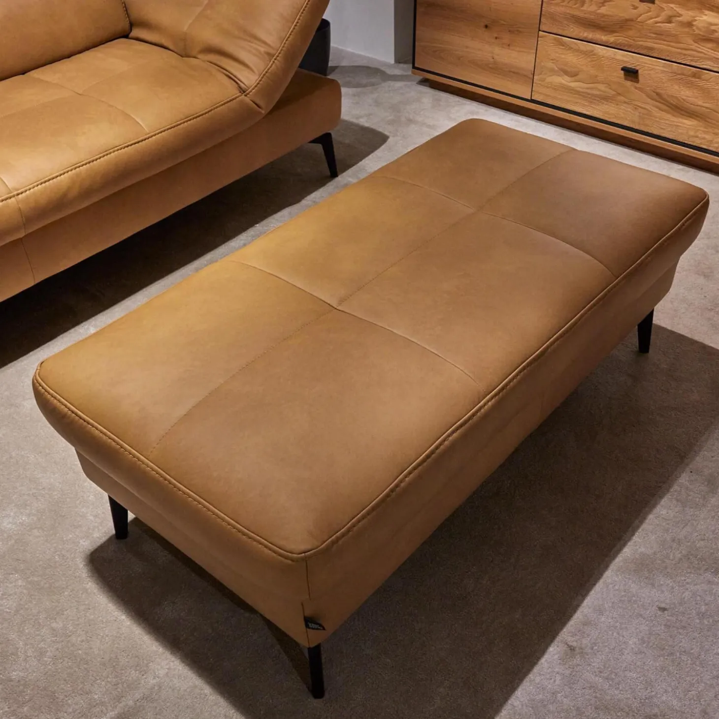 Funktionseckgarnitur 4057 IL Leder Vivre Honey VZ Metallfuß Schwarz Mit Hocker