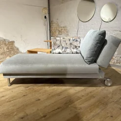 Funktionsliege Tam Stoff Dess 2813 93 Grau Gestell Metall Glänzend Verchromt Seitenlehne Verschieb Und Abklappbar Mit Spitzkissen
