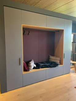 Garderobe Base Change In Eiche Massiv Natur Geölt Sitznische Flintgrau Lackiert Korpus Silbergrau Metallic Lackiert Rückwandbezug Stoff JAB CA1476/012