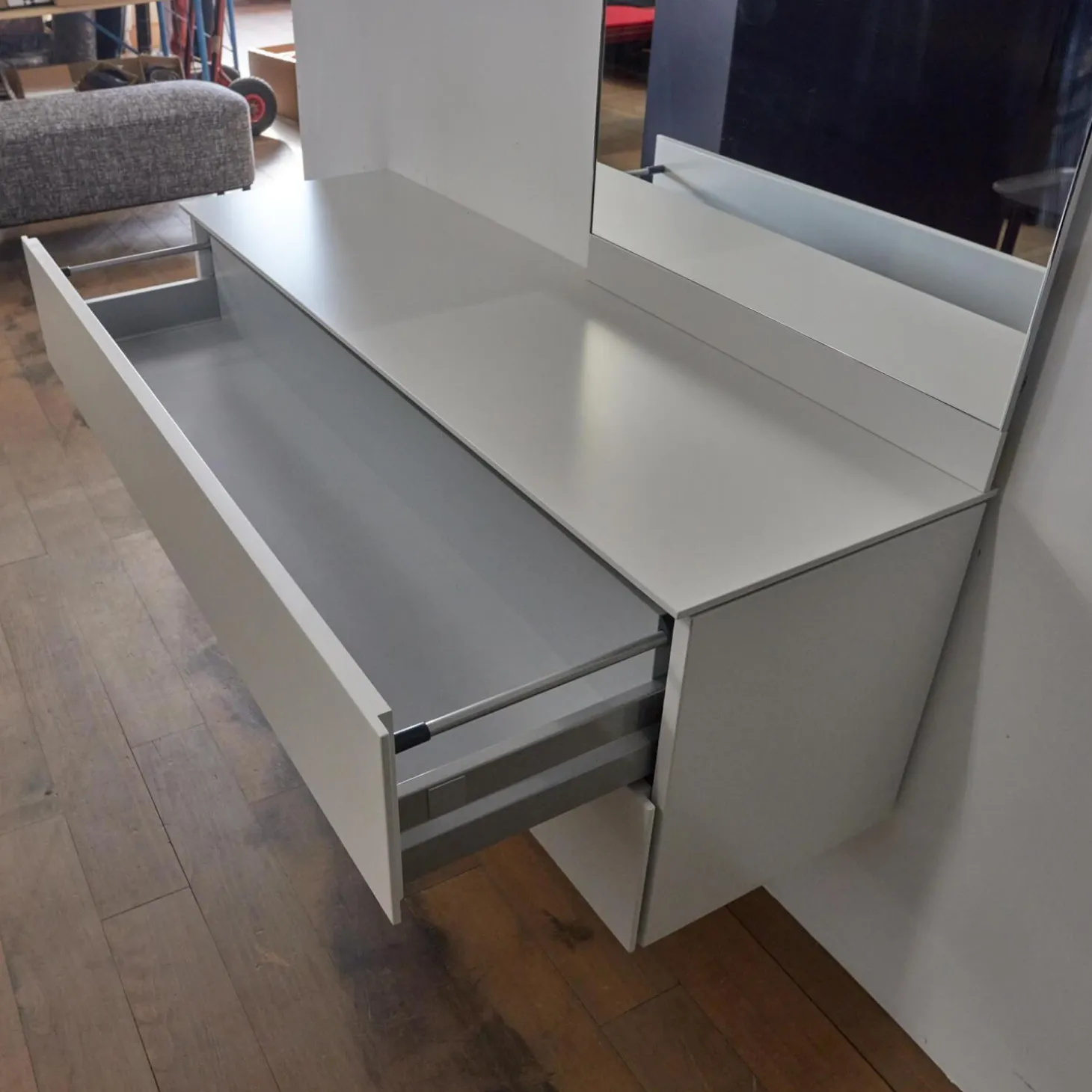 Garderobe S7 Lack Grau-Weiß 27 Inklusive 3 Kleiderbügel