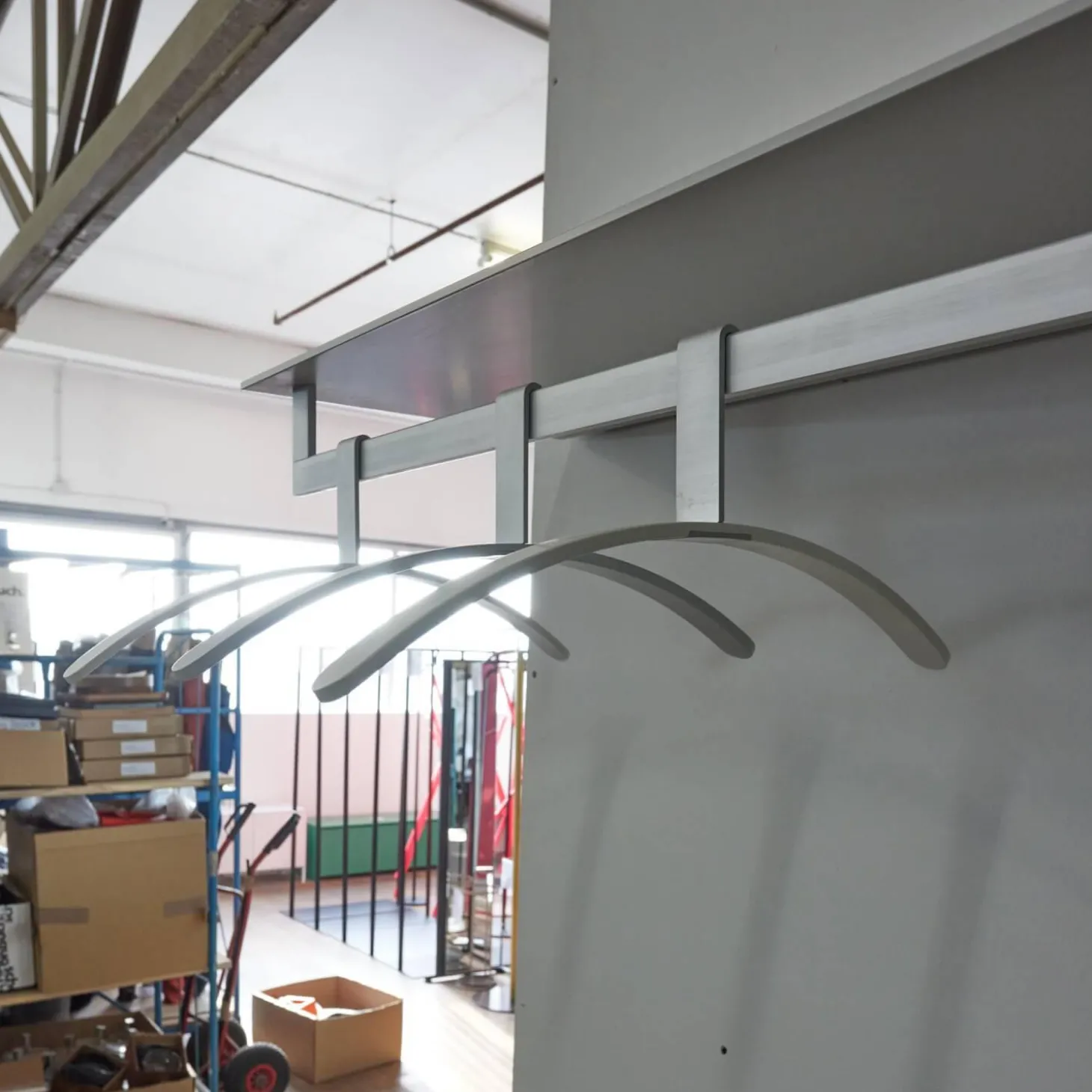 Garderobe S7 Lack Grau-Weiß 27 Inklusive 3 Kleiderbügel