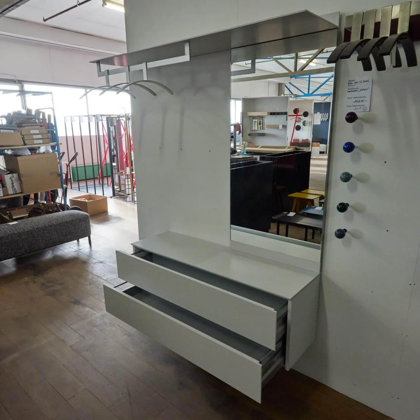 Garderobe S7 Lack Grau-Weiß 27 Inklusive 3 Kleiderbügel