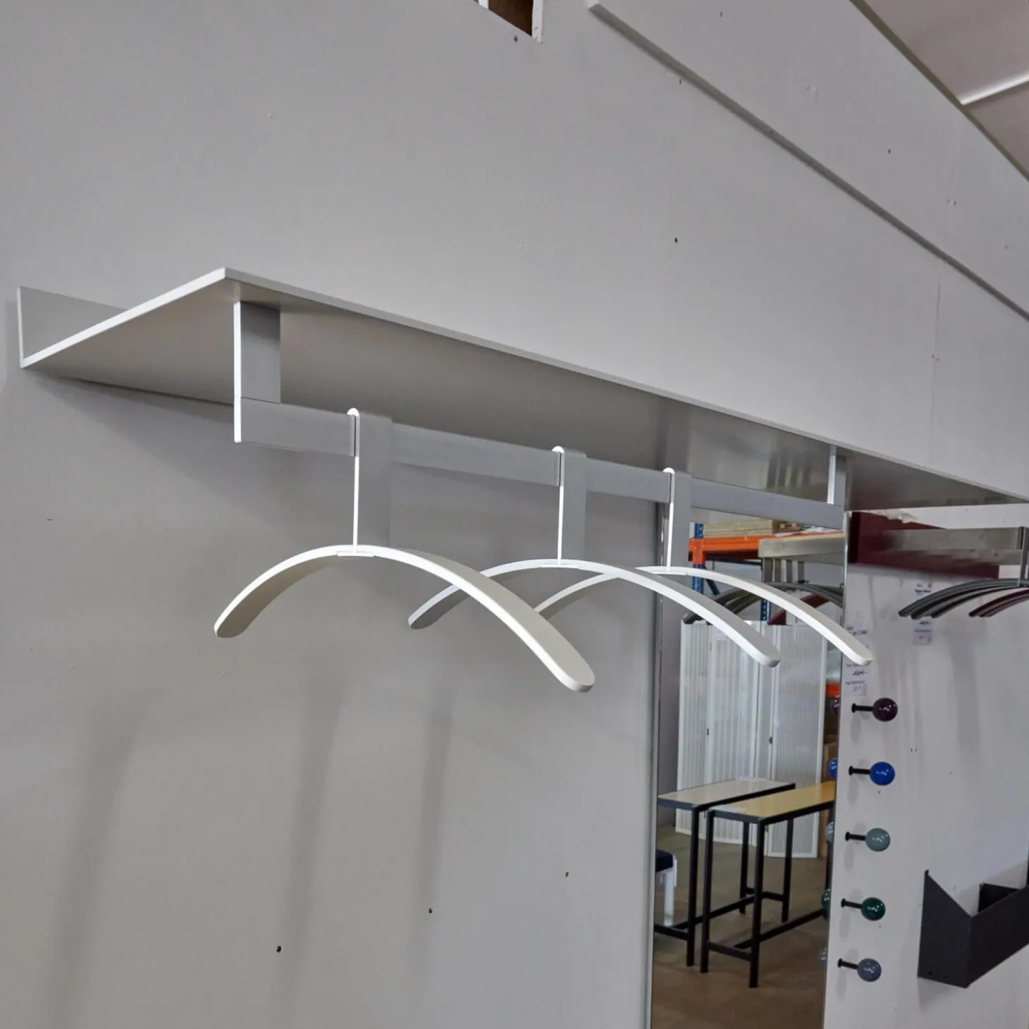 Garderobe S7 Lack Grau-Weiß 27 Inklusive 3 Kleiderbügel