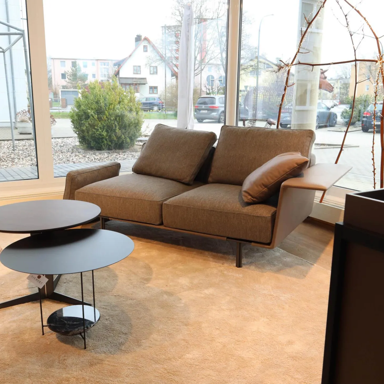 Garnitur Gregor Stoff Kameo K0591 Grau Leder Siria S1221 Tortora Grau Gestell Zinnfarbig Braun Mit Kissen