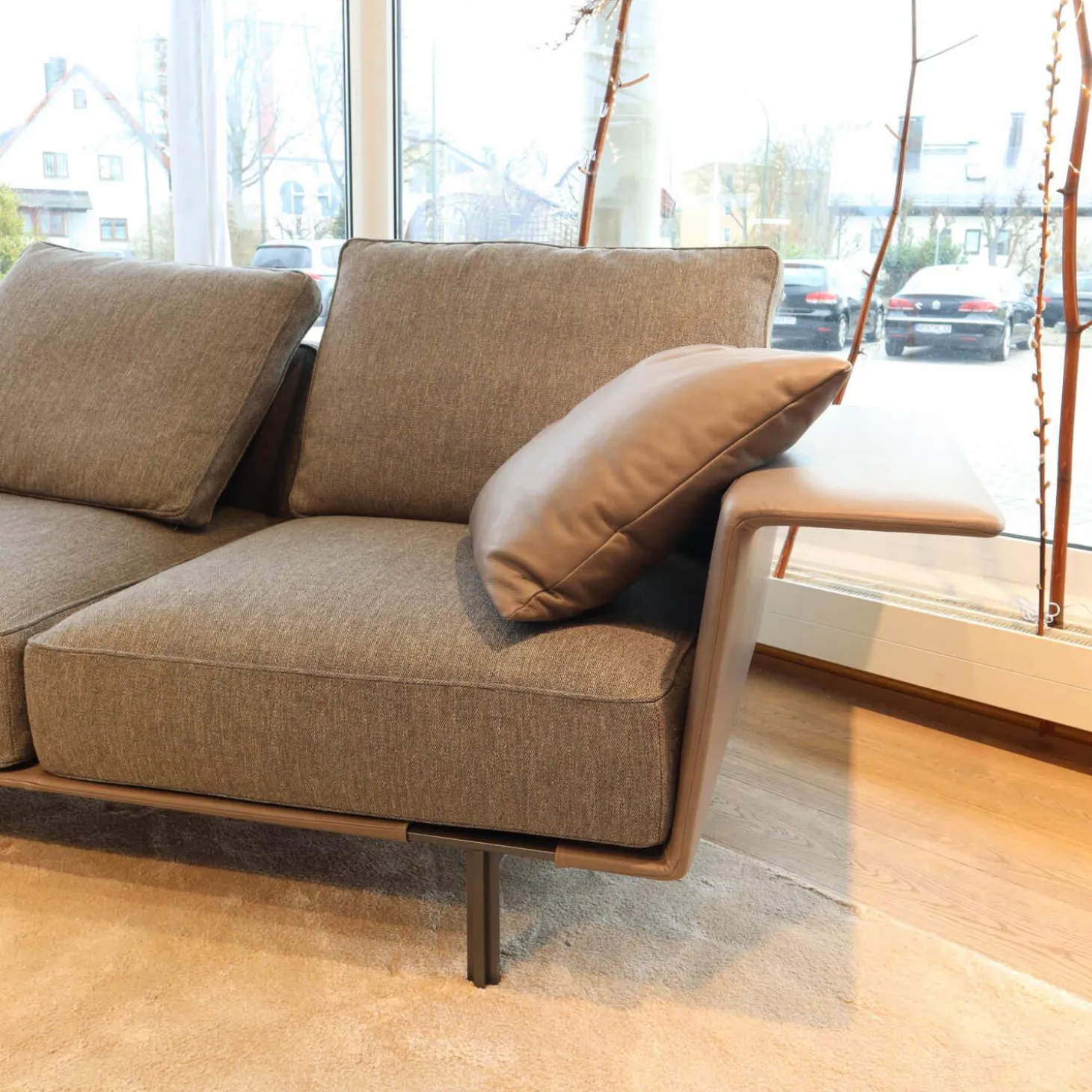 Garnitur Gregor Stoff Kameo K0591 Grau Leder Siria S1221 Tortora Grau Gestell Zinnfarbig Braun Mit Kissen