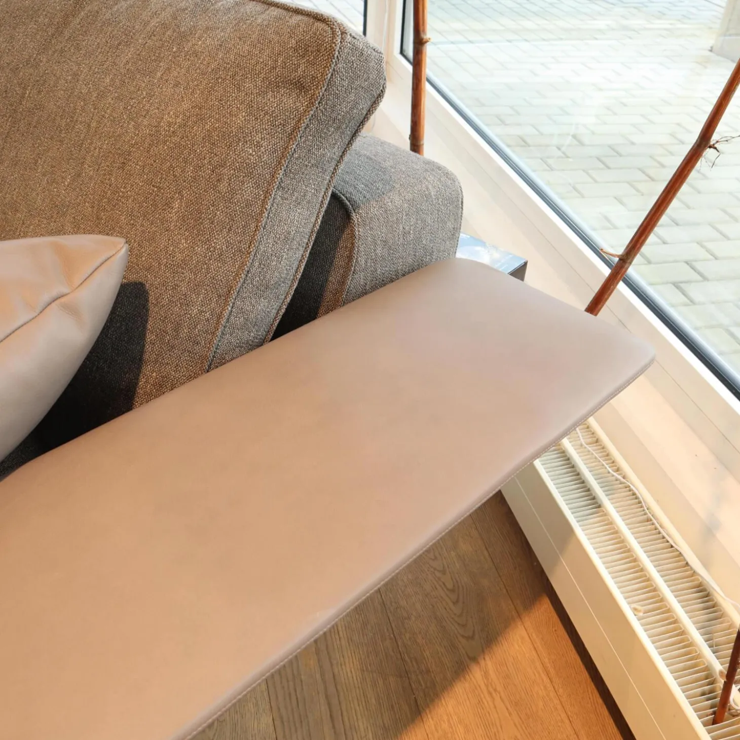 Garnitur Gregor Stoff Kameo K0591 Grau Leder Siria S1221 Tortora Grau Gestell Zinnfarbig Braun Mit Kissen