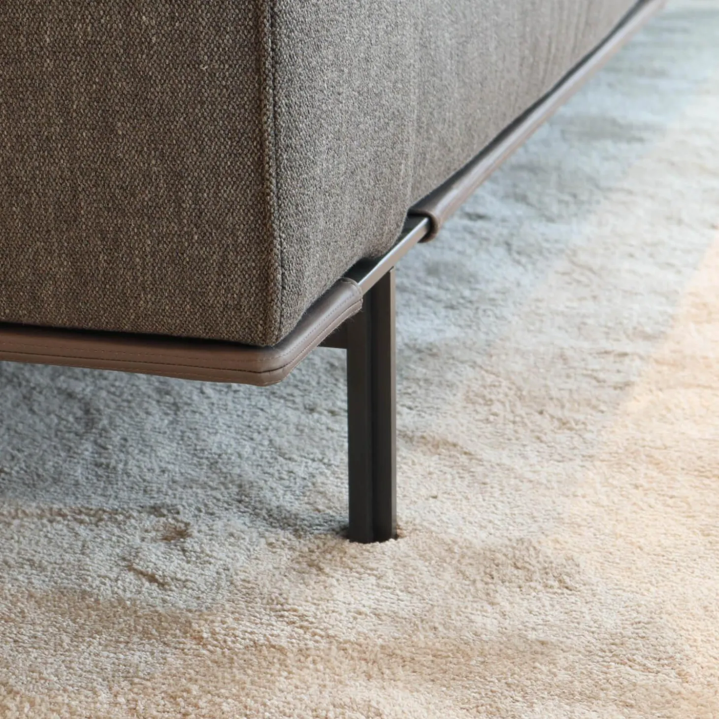 Garnitur Gregor Stoff Kameo K0591 Grau Leder Siria S1221 Tortora Grau Gestell Zinnfarbig Braun Mit Kissen