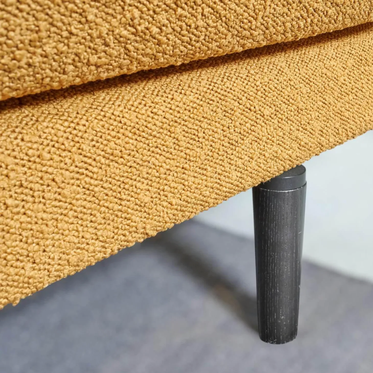 Garnitur Long Island 2/75 Stoff Promise JA1629/040 Gelb mit Tisch und Anbauelement