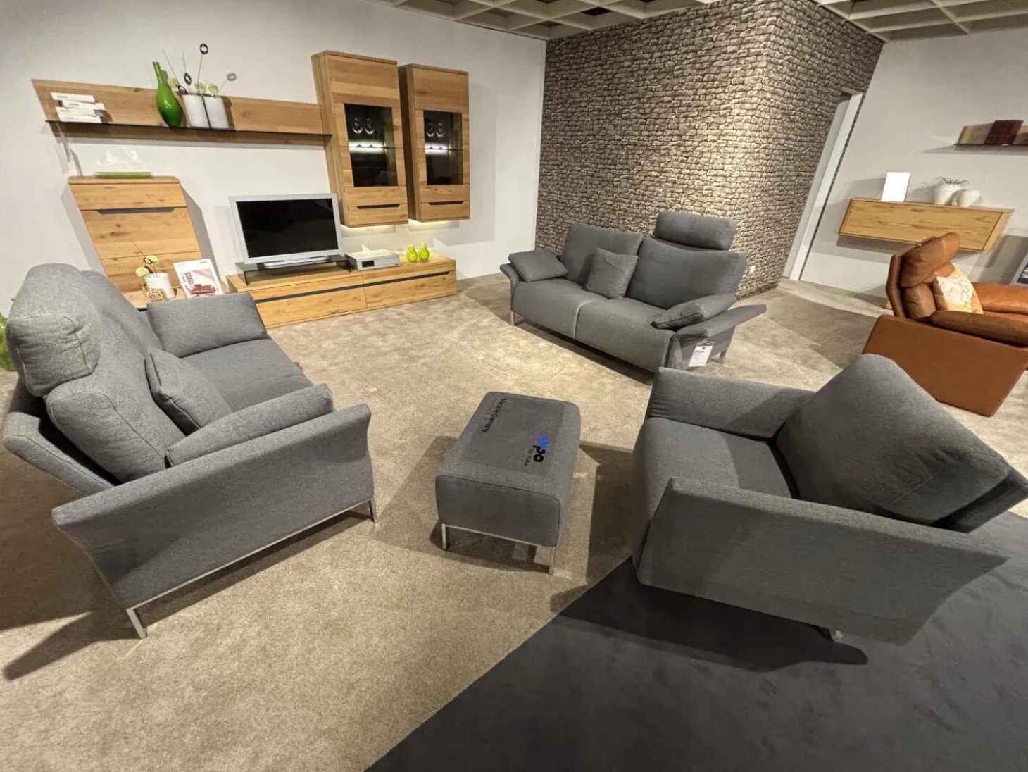 Garnitur Modena 220 Stoff Prairie 2022.78 Grau Füße Chrom 2 Sofas 1 Sessel 1 Hocker