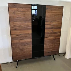 Geschirrschrank Talio Astiger Nussbaum Natur Geölt Glas 9005 Schwarz Glänzend Innen Birke