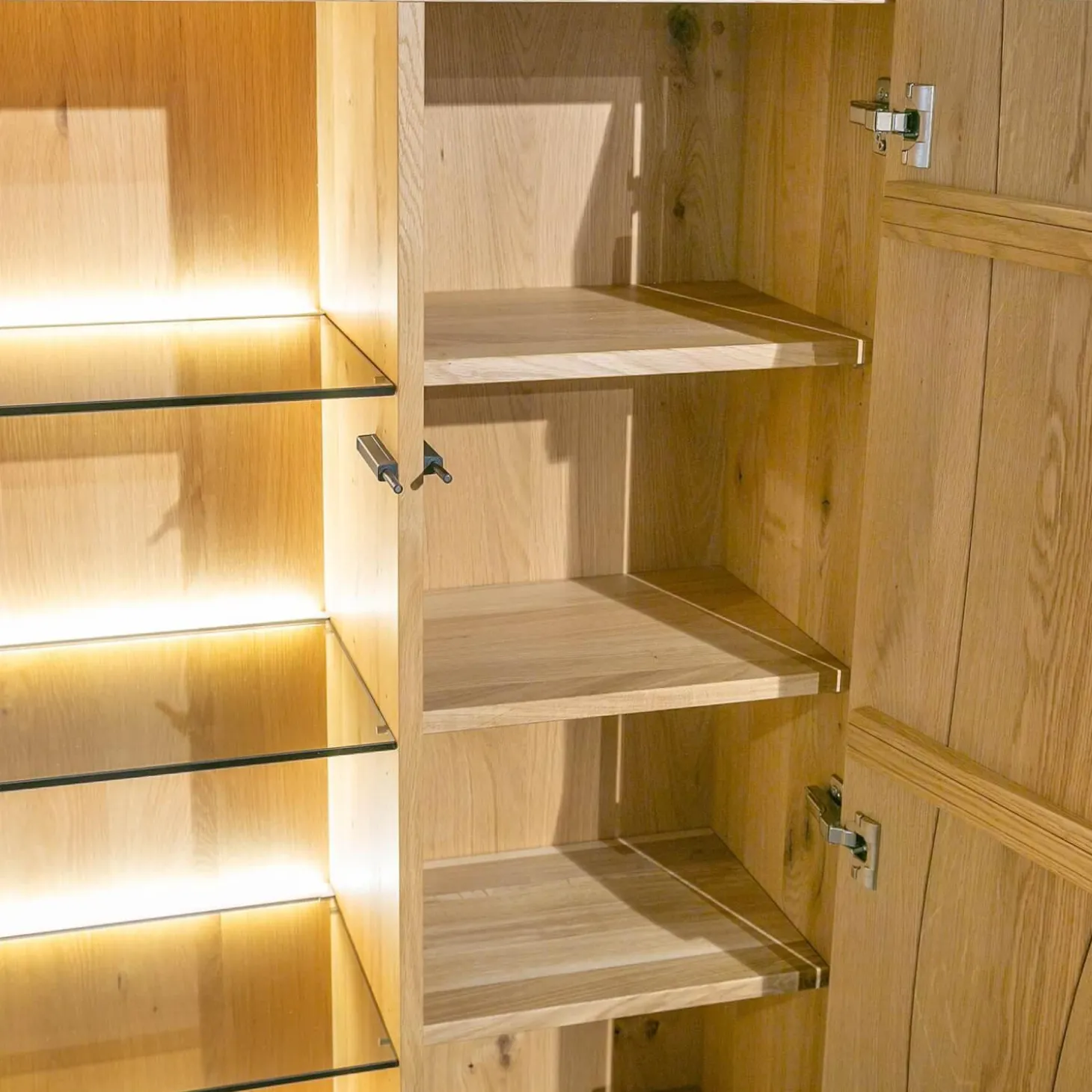 Highboard Contur Mileto Asteiche Gebürstet Natur Geölt Holzrahementür Mit Glas Links Inklusive Beleuchtung