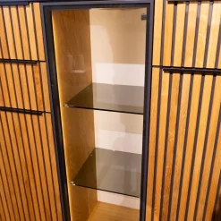 Highboard CRF Stav Asteiche Hell Massiv Geölt Metallkufen Alugriffleisten Schieferschwarz Mit Beleuchtung