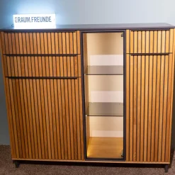 Highboard CRF Stav Asteiche Hell Massiv Geölt Metallkufen Alugriffleisten Schieferschwarz Mit Beleuchtung