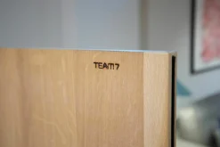 Highboard Cubus Eiche Weßgeölt Gestell Bronze Matt Innenfach aus Glas