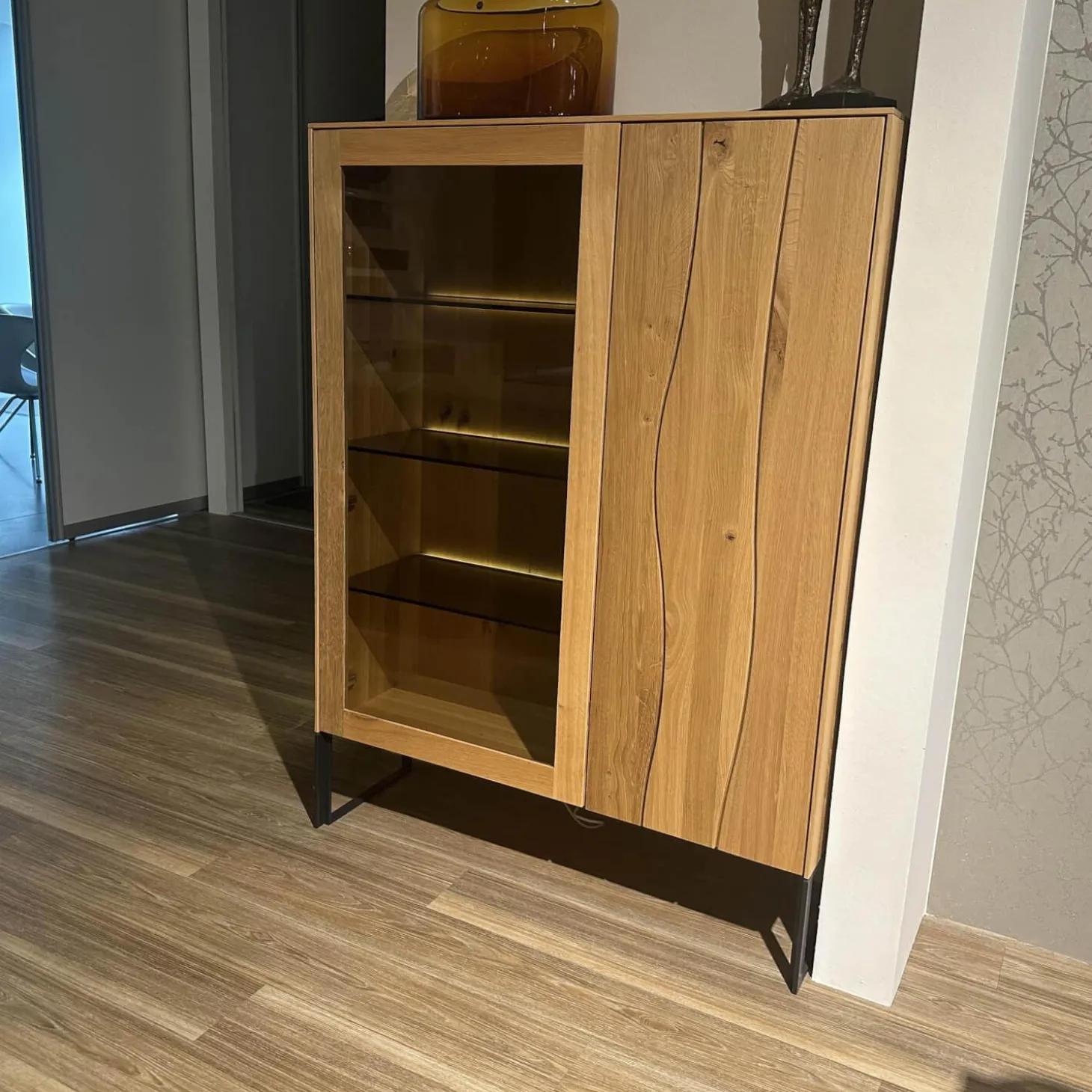 Highboard Mileto C Asteiche Gebürstet Geölt Gestell Metall Schwarz Mit LED Beleuchtung