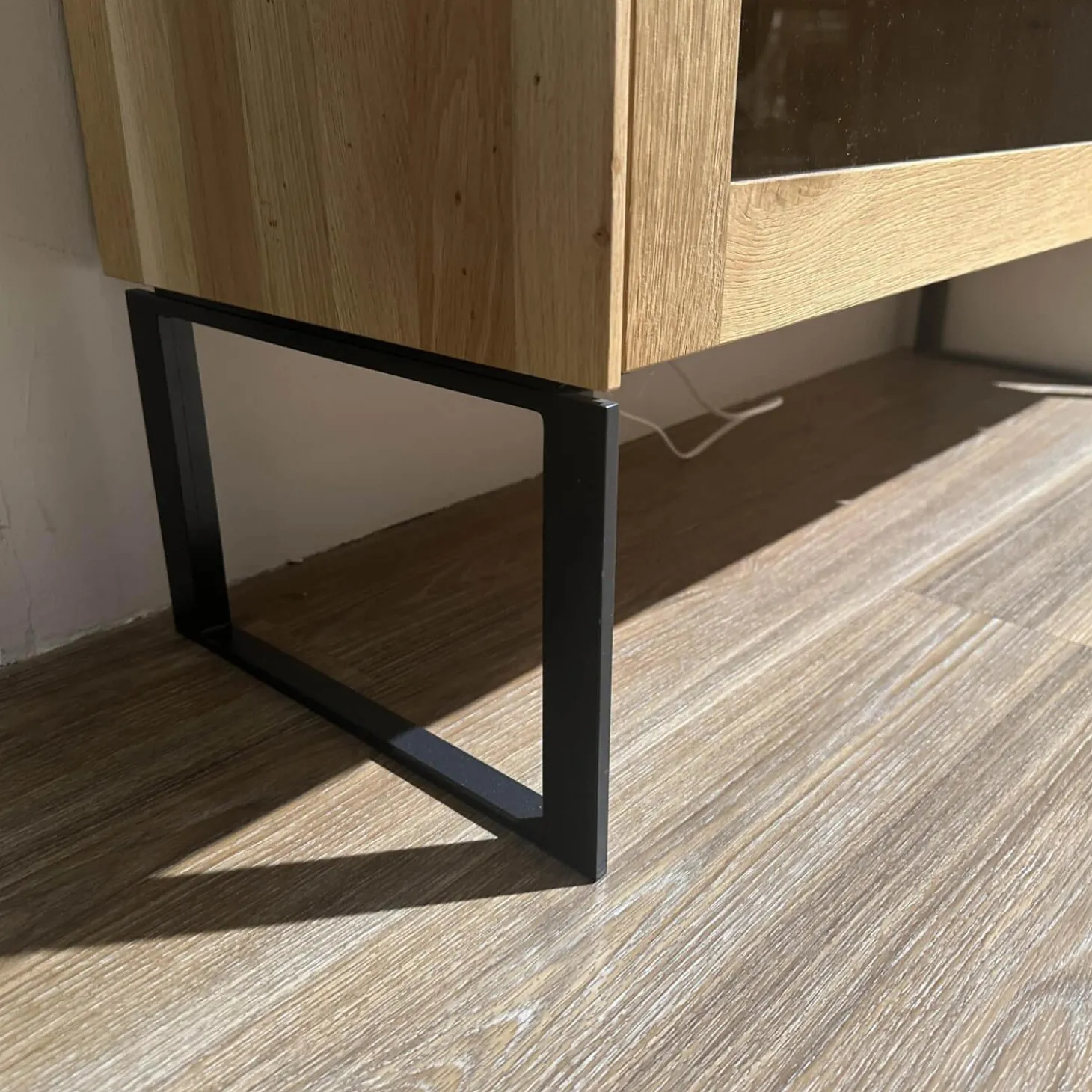Highboard Mileto C Asteiche Gebürstet Geölt Gestell Metall Schwarz Mit LED Beleuchtung
