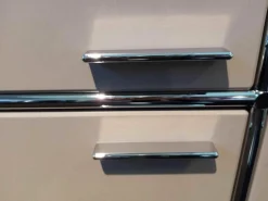 Highboard MLQE Beige Seidenmatt mit 4 Glas-Fachböden und Stahlror-System Verchromt