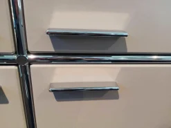 Highboard MLQE Beige Seidenmatt mit 4 Glas-Fachböden und Stahlror-System Verchromt